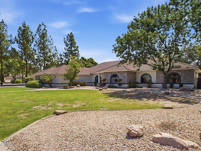 4451 E DESERT Lane photo 2