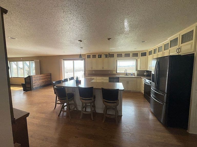 6285 Main St E photo 5
