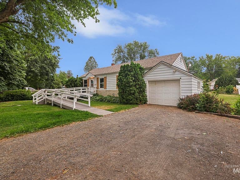 356 E Avenue B photo 2