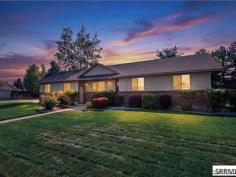 262 S Adam Ln photo 1