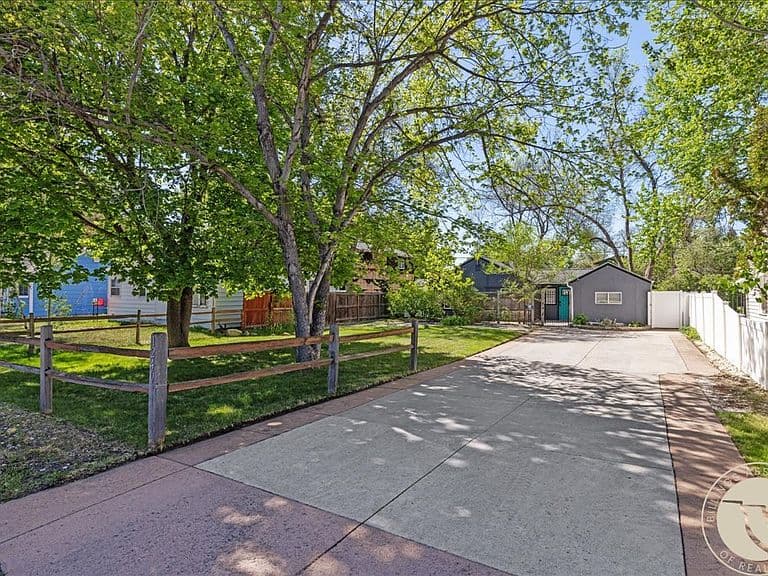 1240 Parkhill Dr photo 3