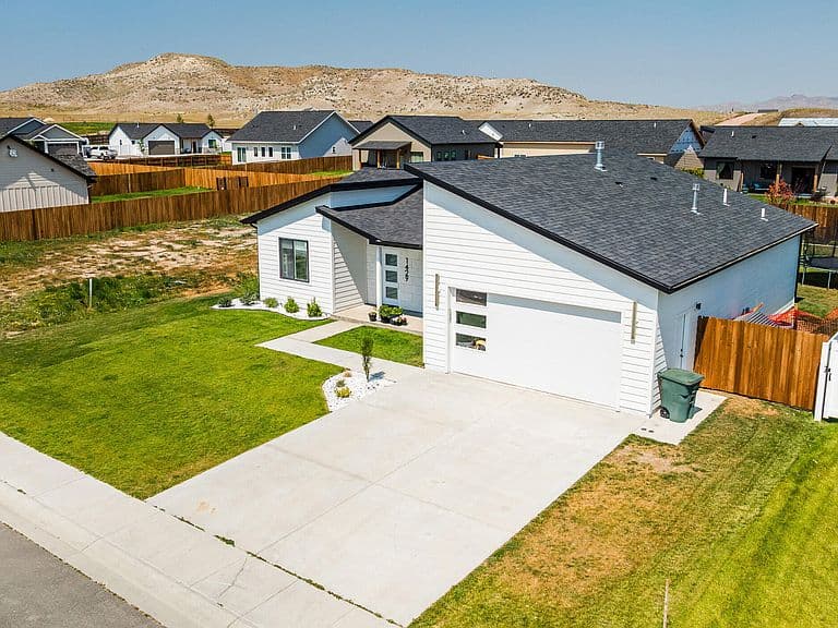 1429 Silverton Dr photo 3