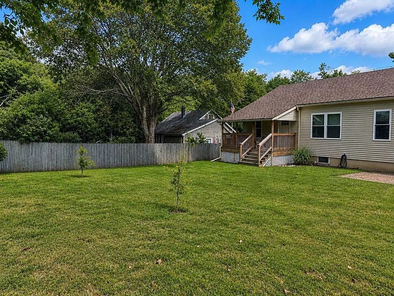 135 Harrington Avenue photo 4