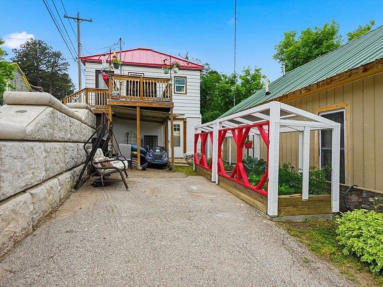 332 W Addie St photo 5