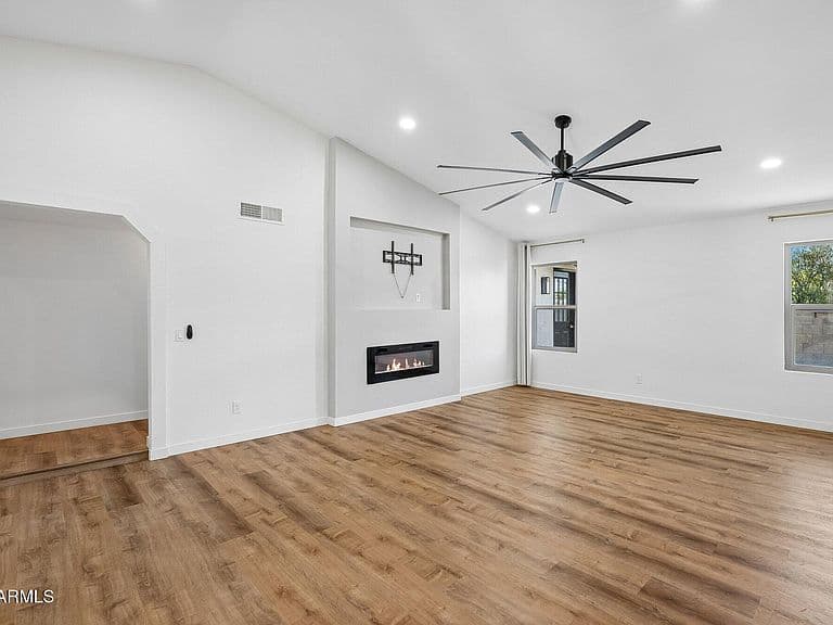 1523 W MISSION Drive photo 2