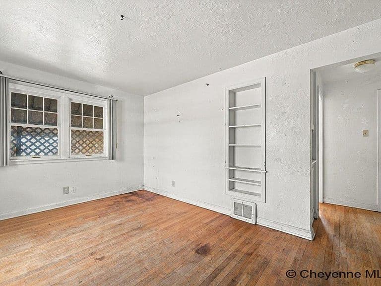 2221 E Pershing Blvd photo 5