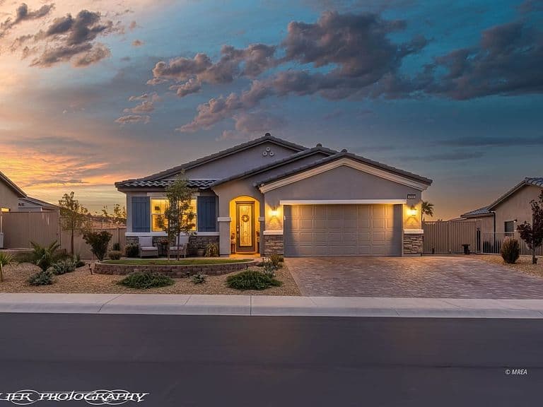 975 Atkins Ln photo 2