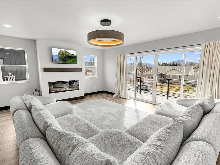 240 Kara Dr photo 2