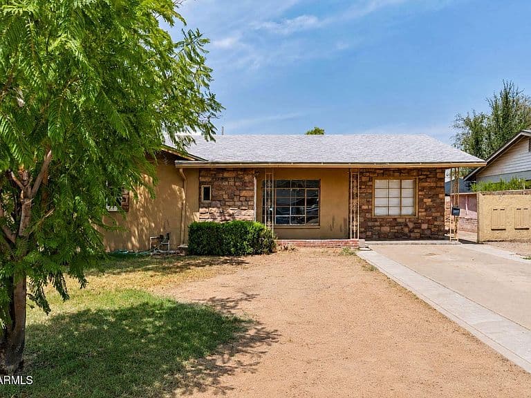 2040 E WHITTON Avenue photo 1