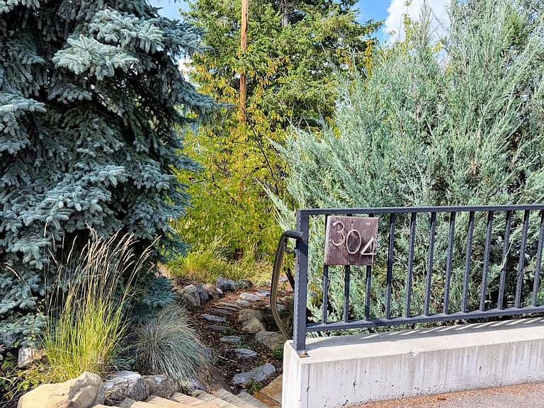 304 Skyles Pl photo 2