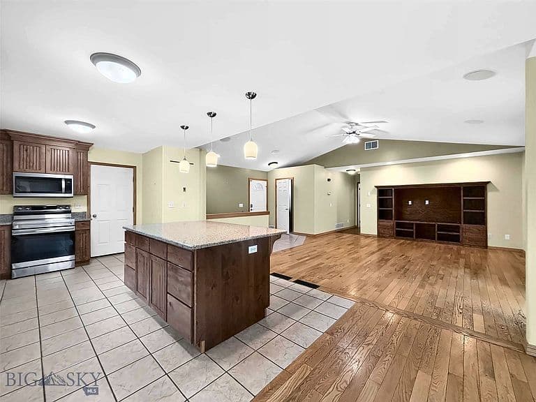 807 Spooner Rd photo 3