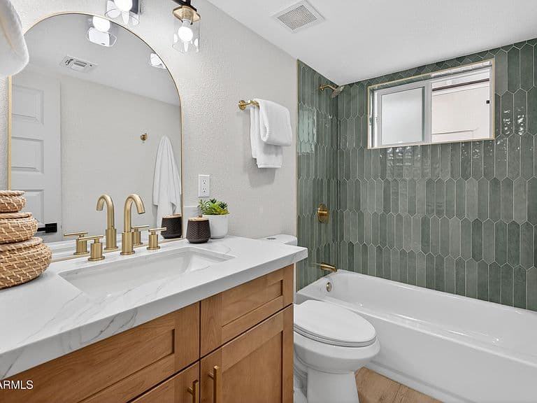 228 S HILL -- photo 4