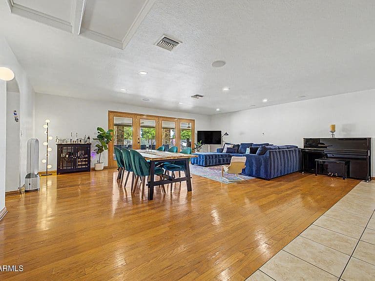 6921 E VOLTAIRE Avenue photo 4