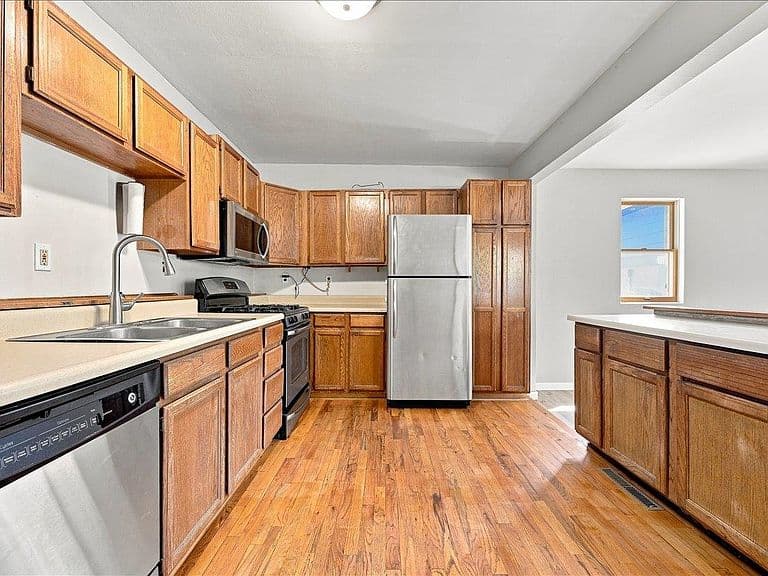 507 Bleeker St photo 3