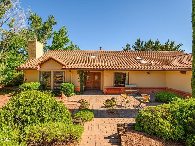 1040 RODEO Road photo 4