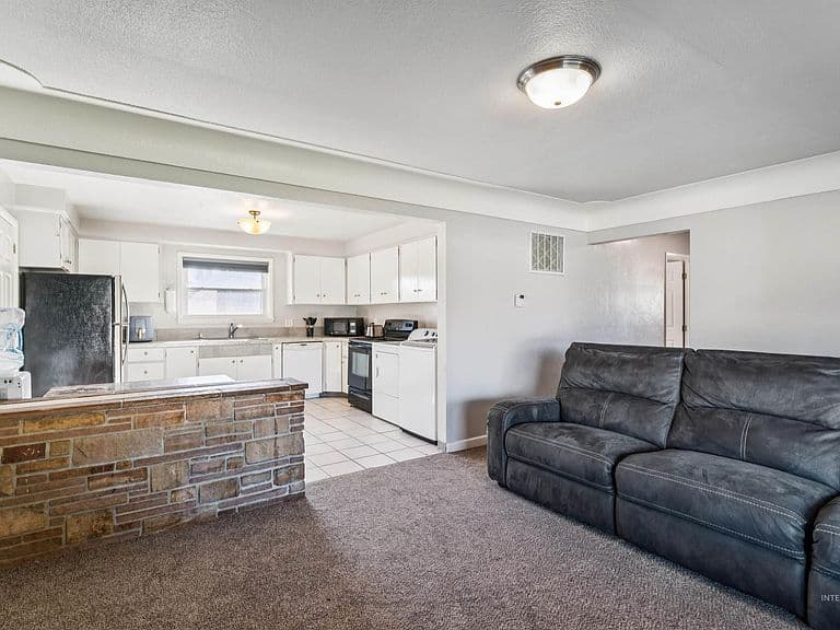 424 Meyer Ave photo 4