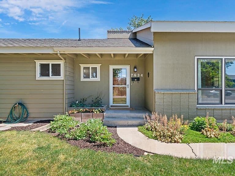 7634 W Cambridge Dr photo 2