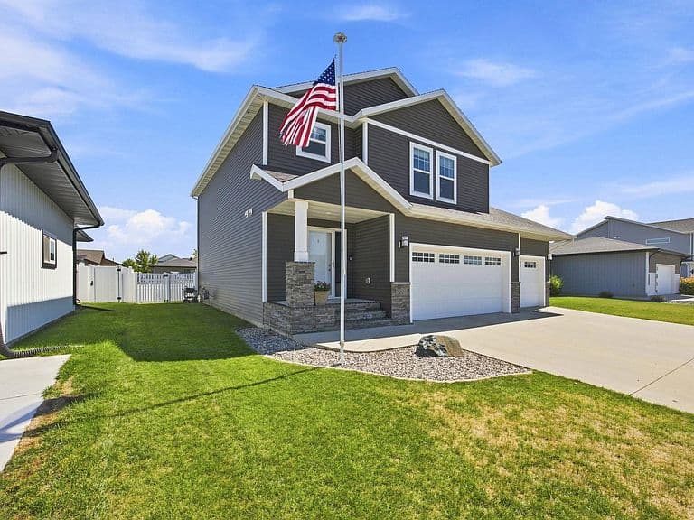 3029 2nd St E photo 2