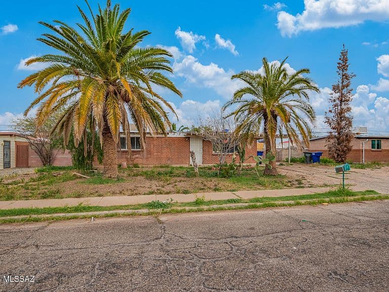 4833 E 23rd St photo 4