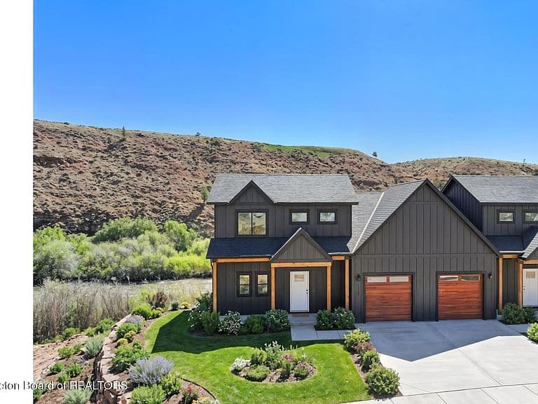 105 Schaan Dr photo 1