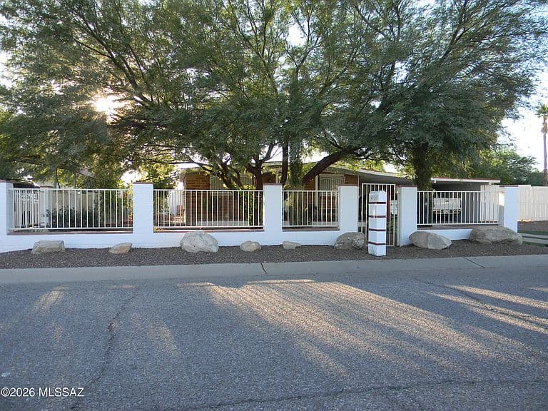 4901 N Plane Ave photo 2