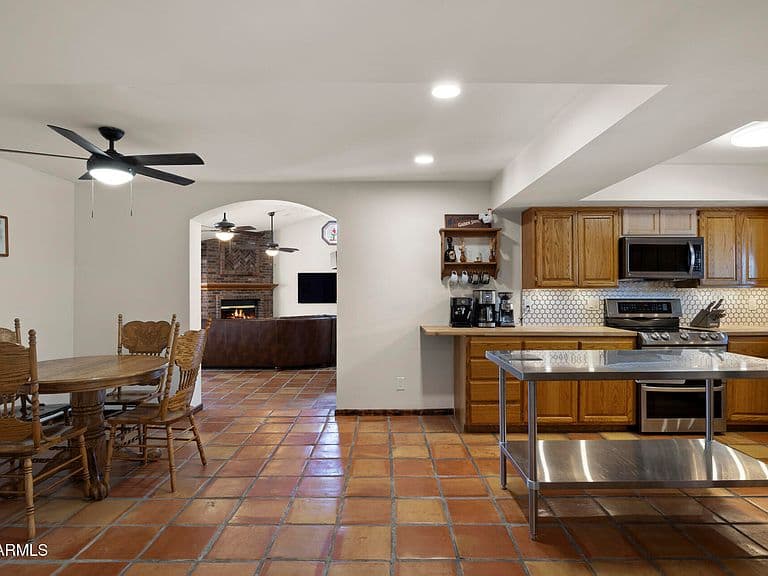 1546 E FLOWER Circle photo 4