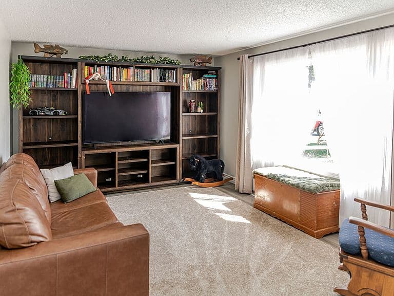 352 Phyllis Cir E photo 2