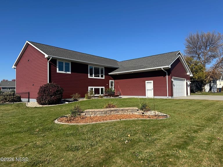 1001 Cherry Dr photo 2