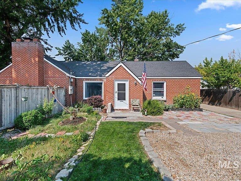 1341 N Mitchell St photo 2