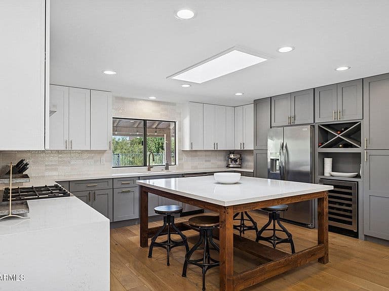 2044 E SMOKETREE Drive photo 3