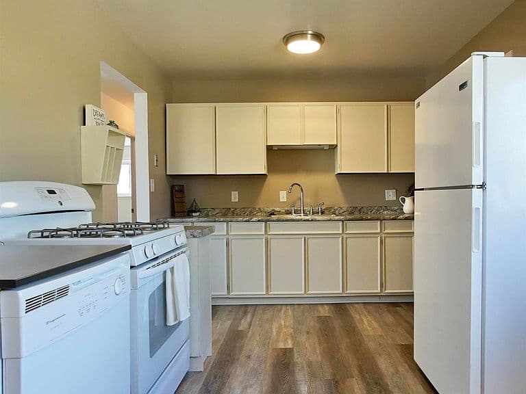 1742 Glendale Ave photo 4