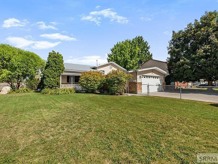 413 Logan Dr photo 2