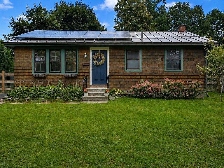 2 Hiawatha Avenue photo 1