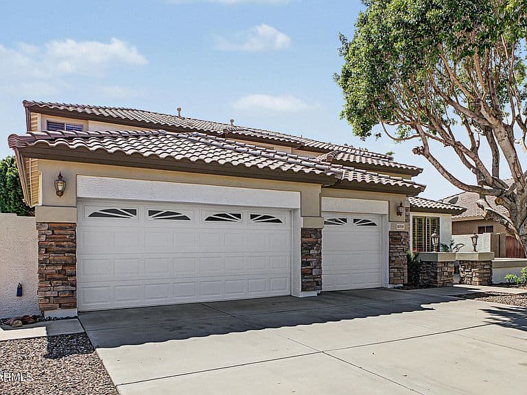 8039 W FOOTHILL Drive photo 2