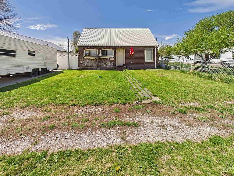 1448 Malta Ave photo 2