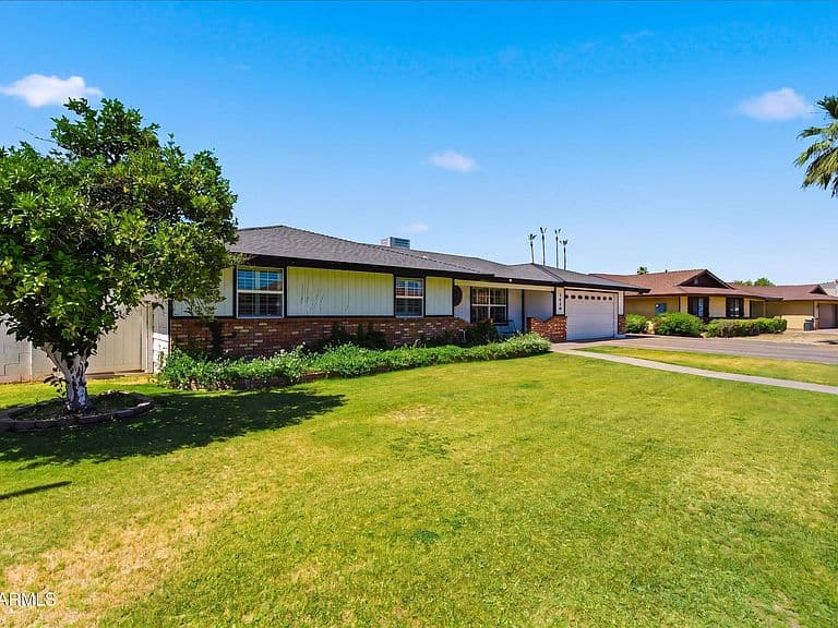 1655 E GLADE Avenue photo 3