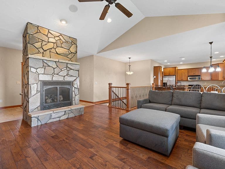 1121 Regency Ct photo 4