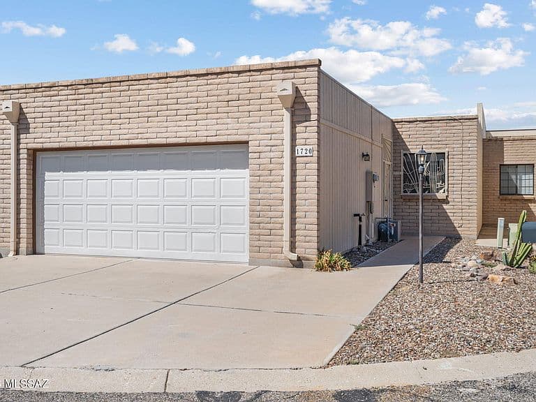 1720 S Traub Dr photo 1