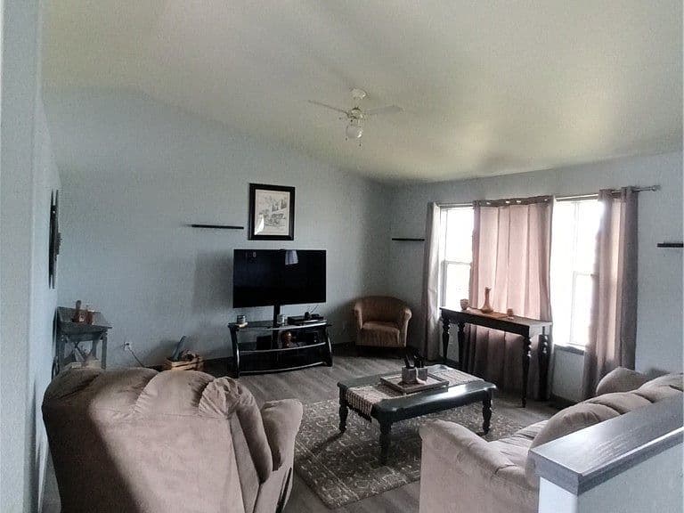 1204 Gardenia Dr photo 4