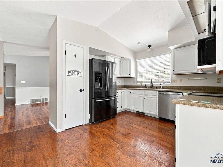 4749 Summerset Dr photo 3