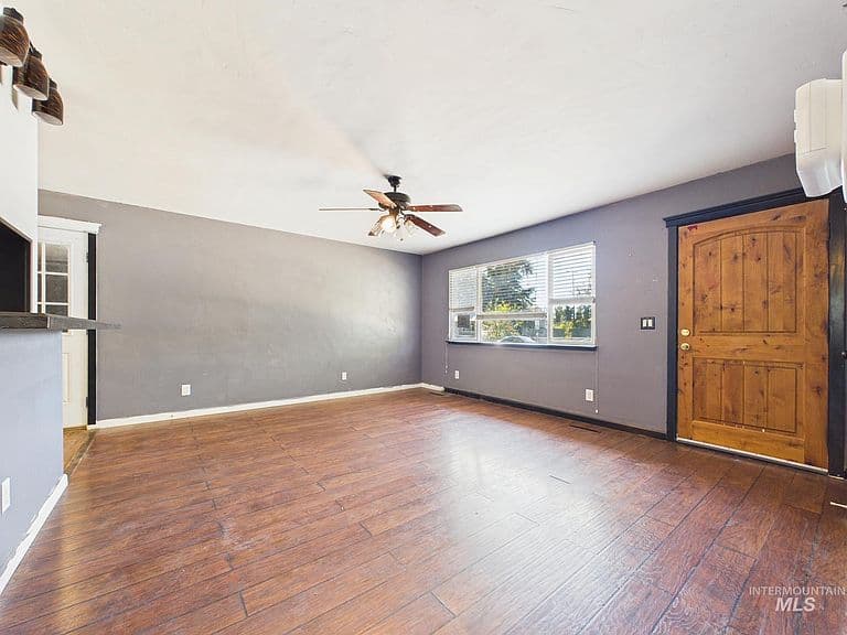 605 Harmon Way photo 5