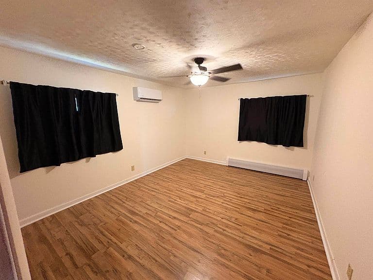 202 S 1st Ave photo 3