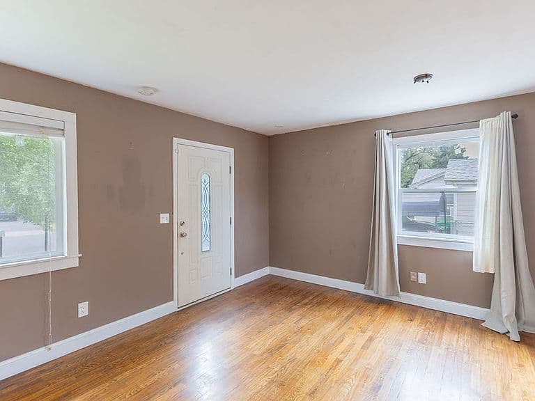 2316 Meadowood St photo 2