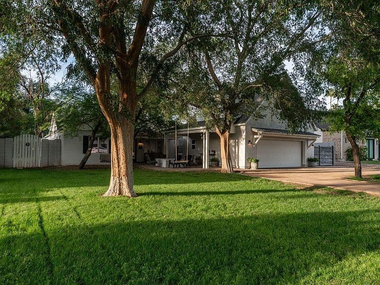 3244 E WELDON Avenue photo 2