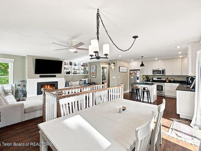 220 Crabtree Ln photo 4