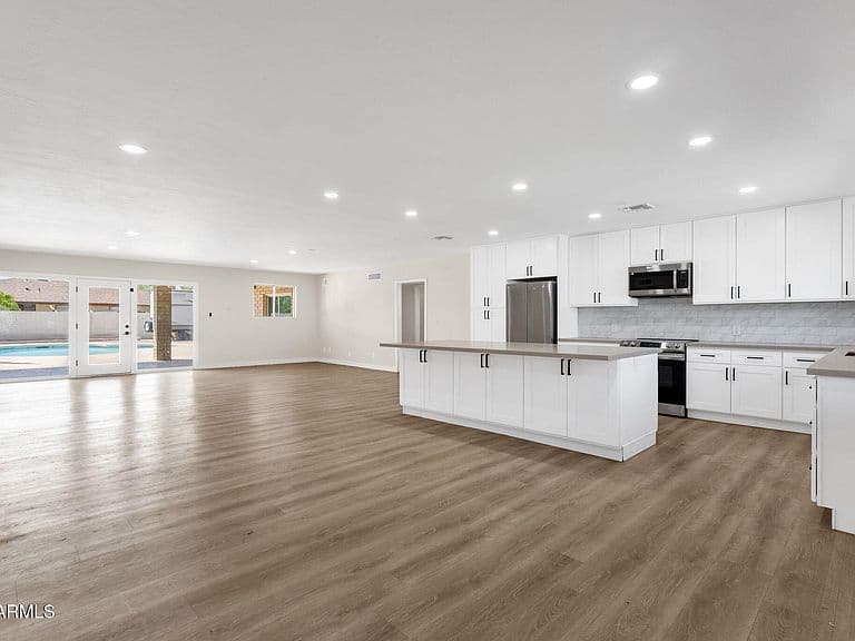 2409 E Inglewood Street photo 4