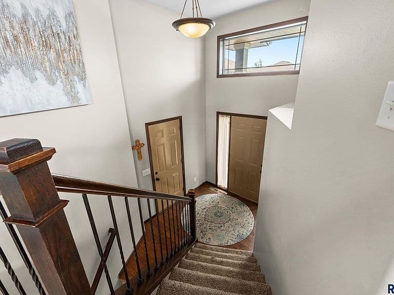 605 Cedar Dr photo 3