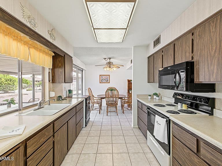 9508 W BURNS Drive photo 2