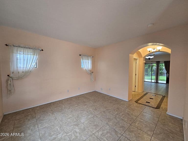 923 E SAVANNAH Drive photo 4