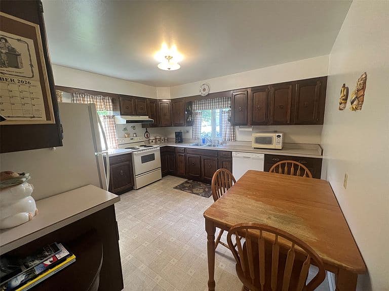1329 Leslie Ave photo 4